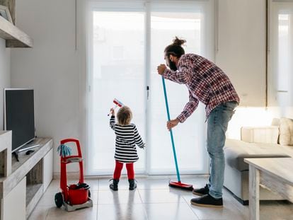 Lo mejor es comenzar la práctica de las tareas domésticas en días sin prisa, para poder centrarse en los aprendizajes y procesos.