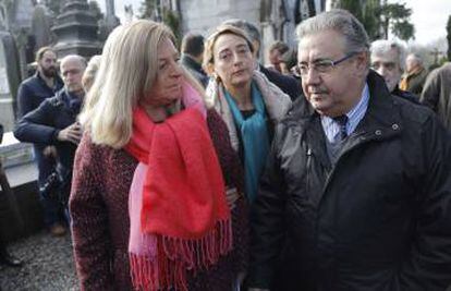 El ministro Juan Ignacio Zoido conversa con Consuelo Ordóñez este sábado en el cementerio donostiarra de Polloe.