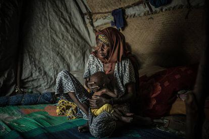 Maimuna junto a Kubi, su nieta. Huyó junto a su familia de Abuja, Nigeria, cuando Boko Haram destruyó su pueblo. La madre del bebé murió y la pequeña sufre desnutrición, como el 80% de los niños de Toumour, donde viven.