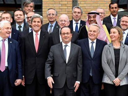Los participantes en la cumbre, con Hollande en el centro.