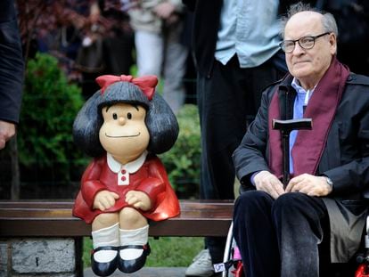 El dibujante Quino, con una estatua de su personaje Mafalda en 2014 en Oviedo.
