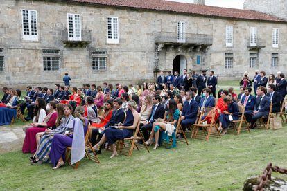 Muchos de los invitados al enlace de Marcos Juncadella Hohenlohe y Lucía Bárcenas presenciaron la ceremonia en la explanada frente a la iglesia.
