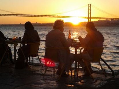 Vistas al puente 25 de Abril desde la terraza del restaurante Ponto Final, en Cacilhas, en la orilla opuesta a Lisboa.