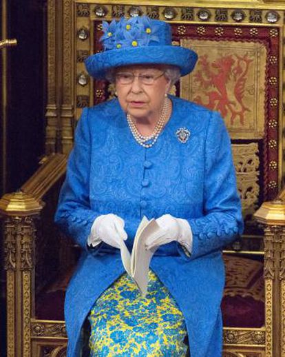 La reina Isabel II, durante la lectura del programa.