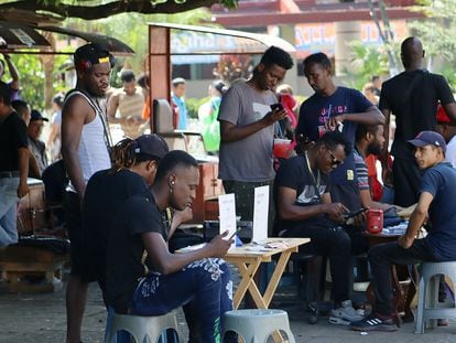 Migrantes haitianos se dedican a la venta informal de productos mientras esperan tarjetas para transitar por vía terrestre, el 21 de noviembre de 2022, en Tapachula (México).