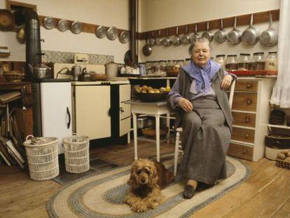 Marguerite Yourcenar (Bruselas, 1903-Maine, 1987), fotografiada en 1979 en su casa de Maine (Estados Unidos).