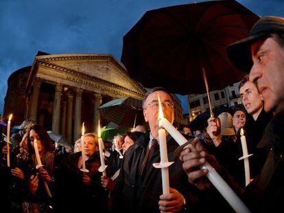 Manifestantes frente al Pante&oacute;n de Roma protestan contra la pol&iacute;tica econ&oacute;mica que ha causado una ola de suicidios en Italia.