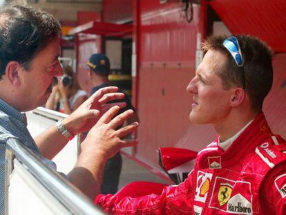Villadelprat conversa con Schumacher, en 2004.