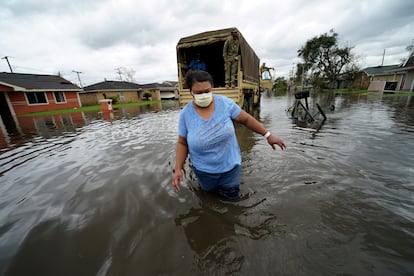 Una mujer camina este lunes por una zona inundada por las lluvias de Ida en LaPlace, Luisiana.