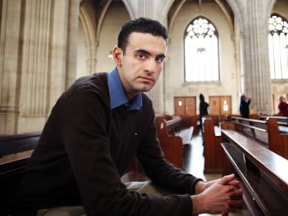 Miguel Hurtado, víctima que destapó el escándalo de abusos en el Monasterio de Montserrat (Barcelona), fotografiado en una iglesia de Londres, en febrero de 2014.