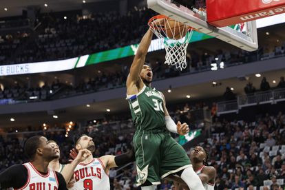 Giannis Antetokounmpo machaca el aro de los Bulls. USA Today