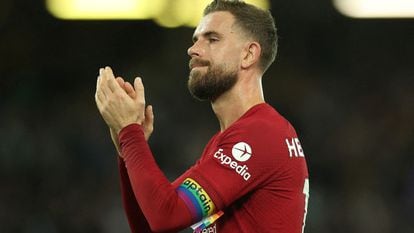 Jordan Henderson, en octubre de 2022 con el brazalete arcoíris.