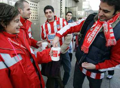 Voluntarios de Cruz Roja recogen dinero frente al estadio Vicente Calderón (Madrid).