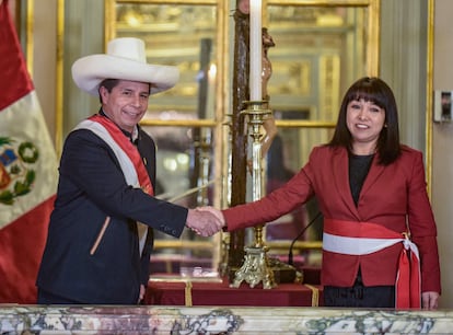 Pedro Castillo saludaba a la nueva primera ministra de Perú, Mirtha Vasquez, en la ceremonia de investidura, el pasado día 6, en Lima.