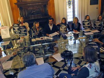 Farmac&eacute;uticos de Valencia muestran los carteles para denunciar los impagos de la Generalitat