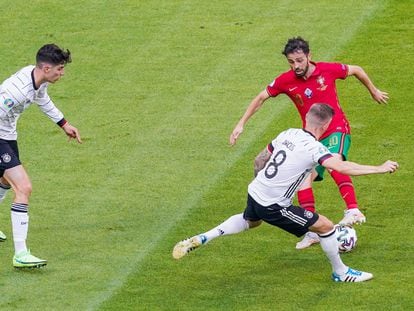 Bernardo Silva maniobra entre Kroos y Havertz, en el último Alemania-Portugal.