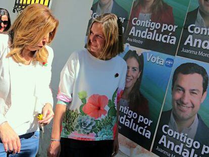Susana Díaz camina junto a la candidata del PSOE en Ubrique, Isabel Gómez.