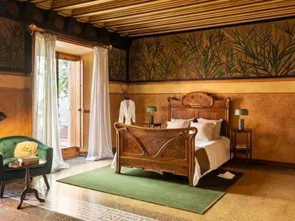 La cama modernista instalada en la habitación principal de la Casa Vicens por Airbnb.