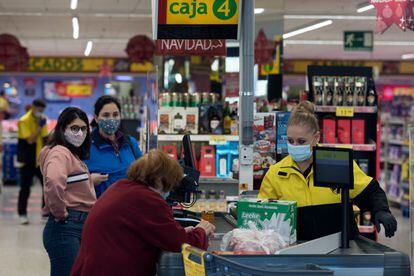 Una clienta paga la compra en un supermercado de Alcorcón (Madrid), en enero.
