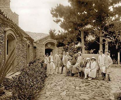 La familia del arquitecto que diseñó la casa, Charles Greene, posando frente a ella a principios del siglo pasado.