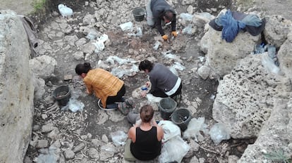 Arqueólogos excavando el lugar de enterramiento de 65 individuos en el dolmen de El Pendón, en Reinoso.