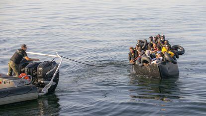 Un grupo de migrantes es rescatado en el Mediterráneo cuando intentaban llegar a territorio europeo.