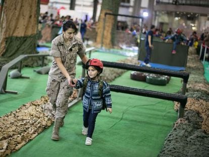 Una niña participa en una actividad del Ejército en el Festival de la Infància.