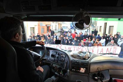 Vecinos de B&aacute;scara cortan la N-II en protesta por la alta siniestralidad de la carretera. 