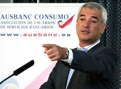 Luis Pineda, presidente de Ausbanc, en una rueda de prensa en febrero de 2003.
