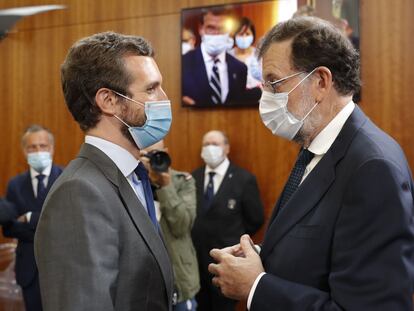 El presidente del PP, Pablo Casado, y el expresidente del Gobierno, Mariano Rajoy, tras la ceremonia de toma de posesión de Feijóo en el Parlamento gallego, el pasado sábado.