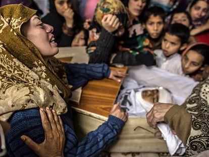 Una mujer llora la muerte de su hijo tras el ataque. / Foto: Reuters | Vídeo: Reuters