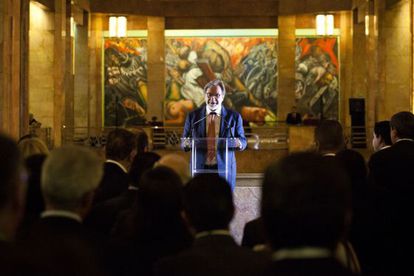 El presidente ejecutivo del Grupo PRISA, Juan Luis Cebrián, habla durante el evento social en México.