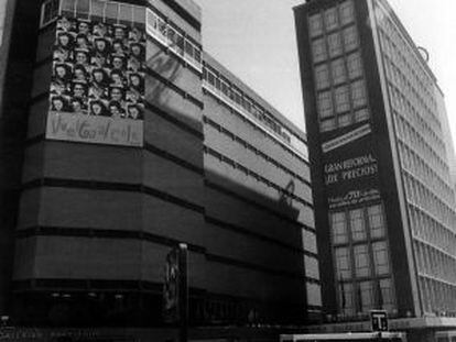 Imagen de 1991 de dos edificios de Galerías Preciados en Madrid