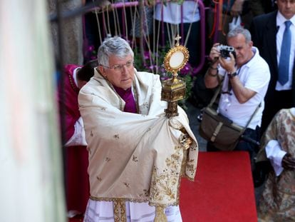 El arzobispo de Toledo, Braulio Rodríguez, en la procesión de la festividad del Corpus Christi en Toledo, en junio de 2015.
