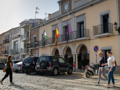 Las banderas del Ayuntamiento de Gibraleón (Huelva) ondean a media asta tras decretarse dos días de luto oficial por el atropello múltiple ocurrido en la tarde del pasado domingo.