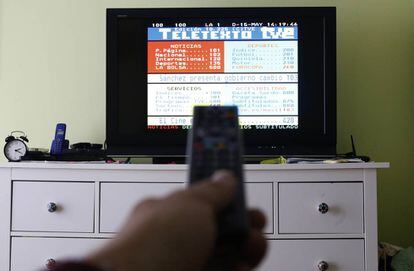 Un televidente consultando el teletexto de TVE.