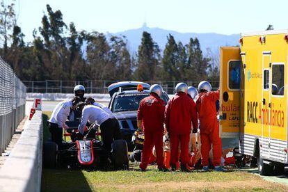 Fernando Alonso rep assistència mèdica després de l'accident.