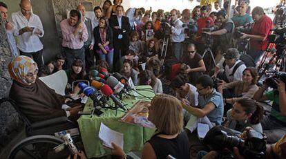 Aminetu Haidar, durante la breve conferencia  de prensa que realizó ayer en el aeropuerto de Lanzarote.