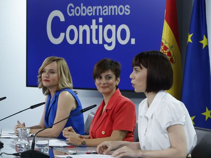 La ministra de Política Territorial y portavoz de Gobierno, Isabel Rodríguez, en el centro, junto a las ministras de Educación, Pilar Alegría, a la izquierda, y de Ciencia e Innovación, Diana Morant.