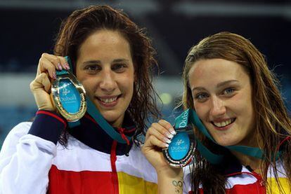 Erika Villaécija y Mireia Belmonte posan con sus medallas de oro y plata, respectivamente, ayer en Dubái.