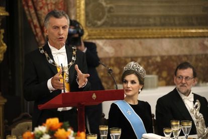El presidente de Argentina, Mauricio Macri (i), junto a la Reina Letizia y el presidente del Gobierno, Mariano Rajoy (d), durante su discurso al inicio de la cena de gala que los Reyes le ofrecen a él y a su esposa, Juliana Awada, en el Palacio Real. 