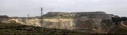 Imagen panorámica del emplazamiento de la mina de Aznalcóllar (Sevilla), cuyo debate sobre su reapertura marca el decimosexto aniversario del accidente acaecido el 25 de abril de 1998, cuando la rotura de la balsa de residuos de metales pesados de estas instalaciones causó el mayor desastre ecológico conocido en Andalucía.