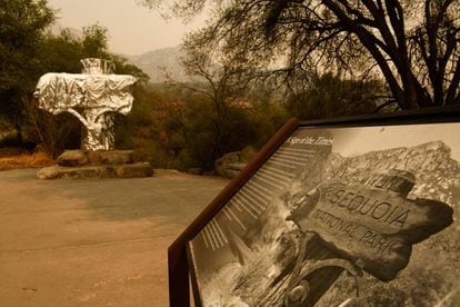 Uno de los letreros en la entrada del Parque Nacional de las Secuoyas, envuelto en papel aluminio para resistir el fuego.