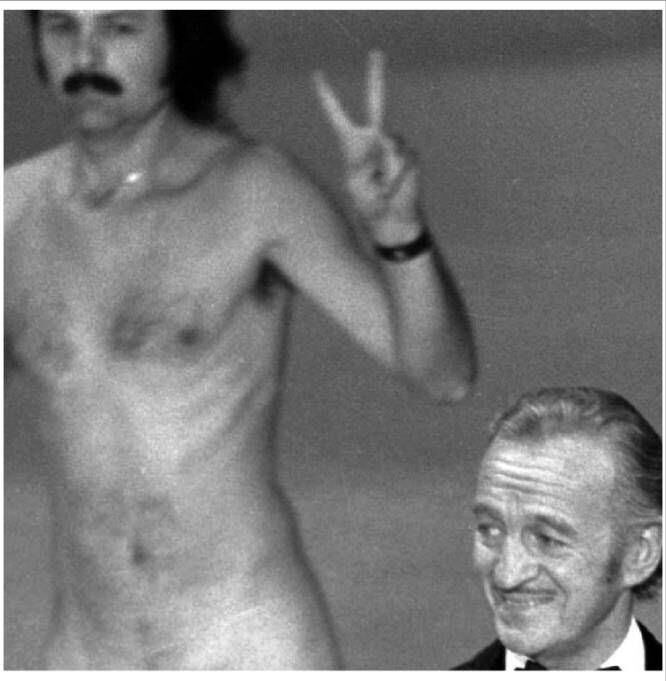 David Niven, interrumpido en 1974 por el activista Robert Opel corriendo desnudo por el escenario. 