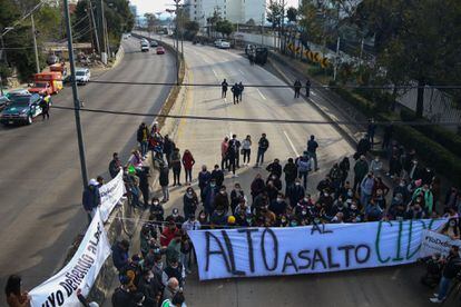 Estudiantes del CIDE  bloquean la carretera México-Toluca el pasado lunes. 