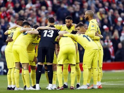 Los jugadores del Villarreal se agrupan antes de enfrentarse al Liverpool en Anfield.
