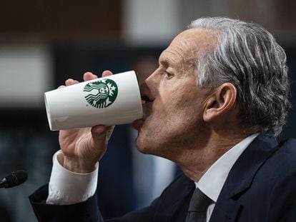 Howard Schultz, exconsejero delegado de Starbucks, durante una intervención en el Senado de Estados Unidos en Washington, el 29 de marzo.