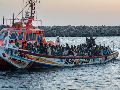 Cuarto cayuco de los llegados a La Restinga (El Hierro) arribando a puerto este viernes, con unas 174 personas a bordo.