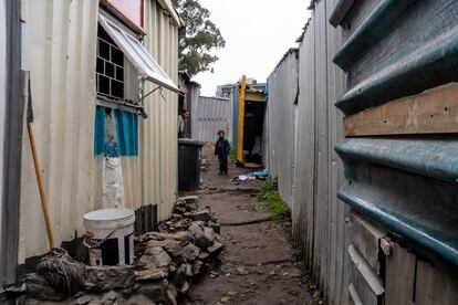 Una niña y su madre, vecinas del asentamiento informal donde unas 30 familias viven, incluida la de Nazim. No tienen electricidad y el único saneamiento disponible son unas letrinas portátiles