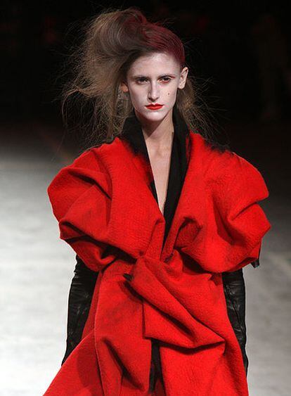 Modelo del desfile de Yohji Yamamoto.